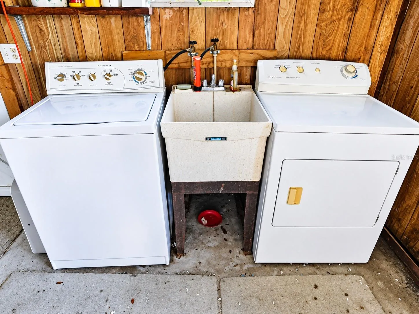 Laundry is located in the shed off screen room.
