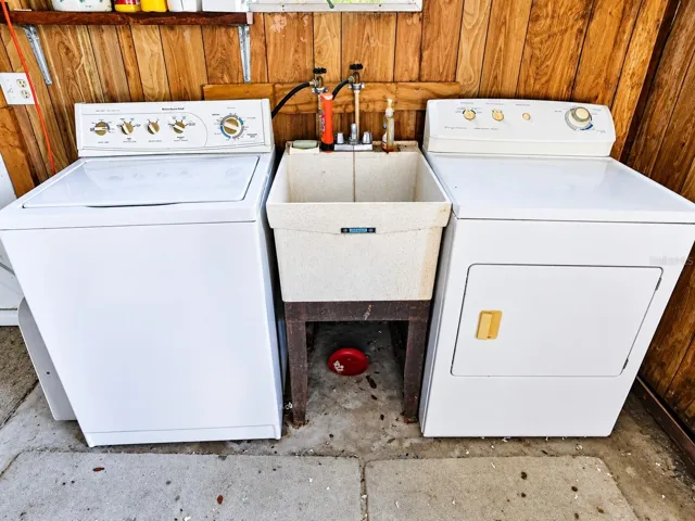 Laundry is located in the shed off screen room.