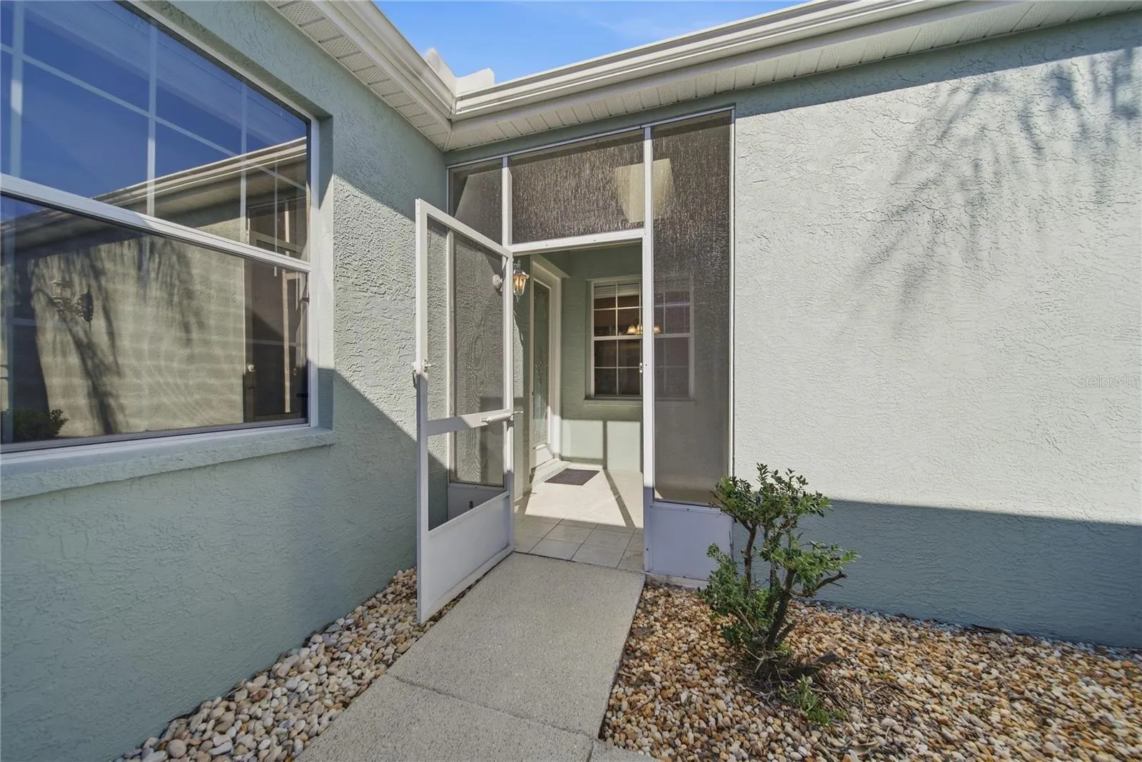 Entrance to front door is screened in