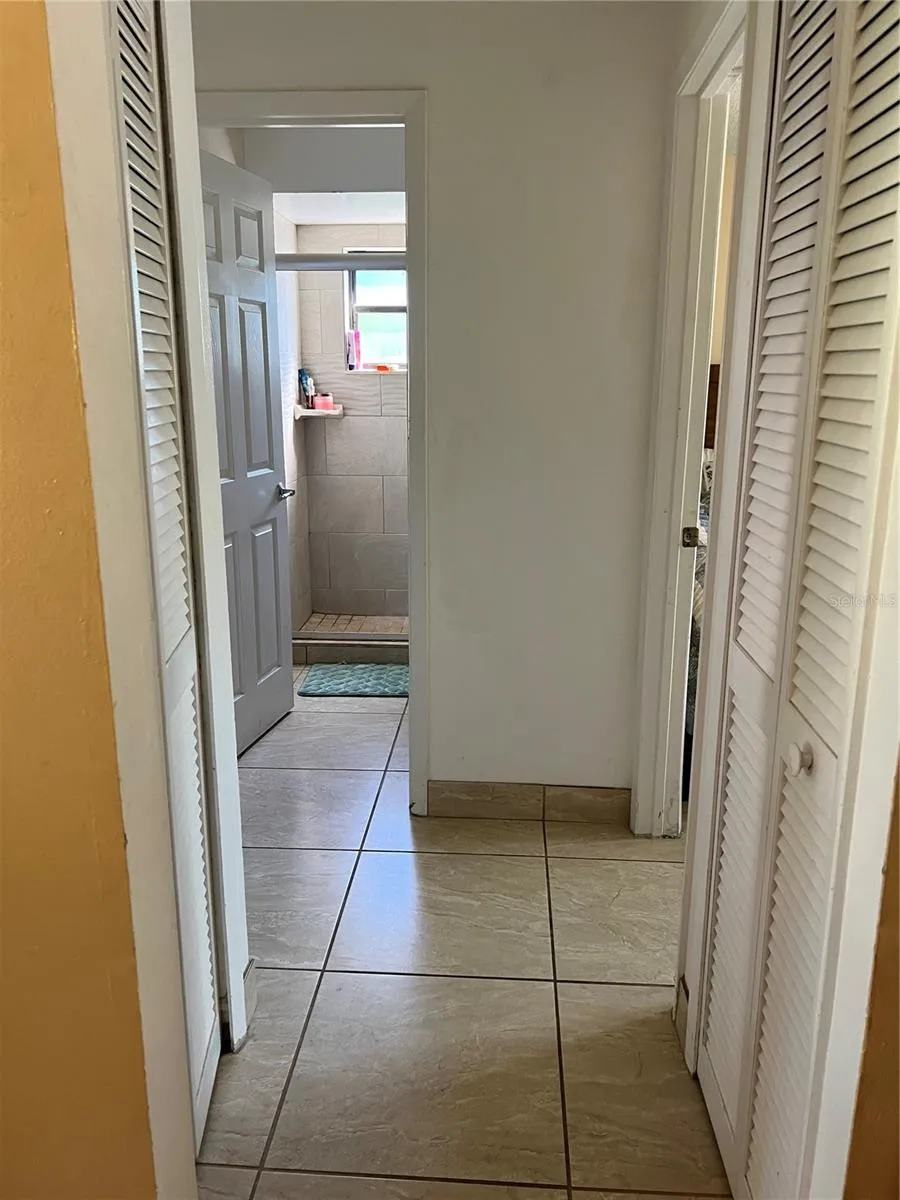 Hallway/ Splits bedrooms