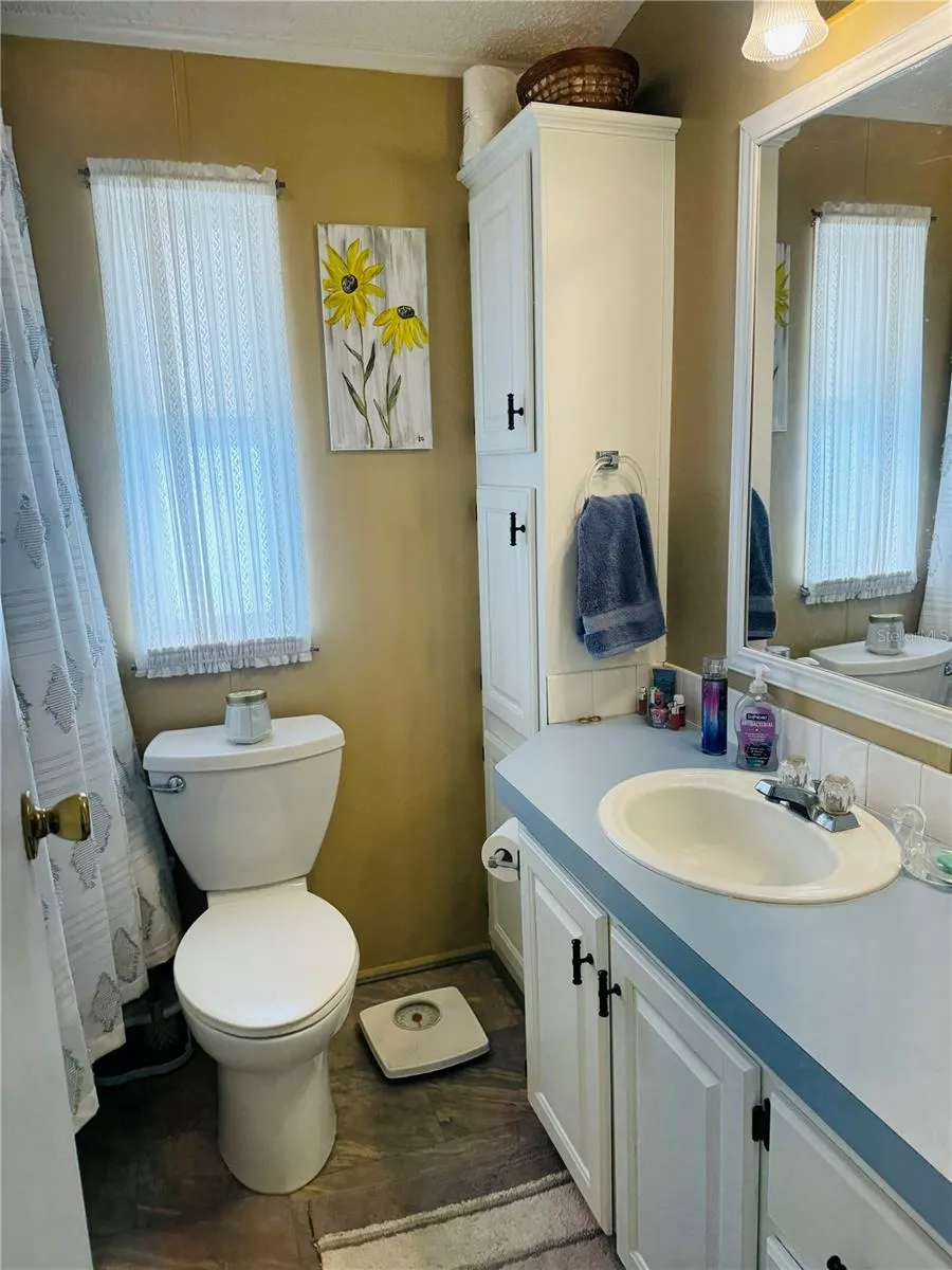 Bathroom with shower/tub
