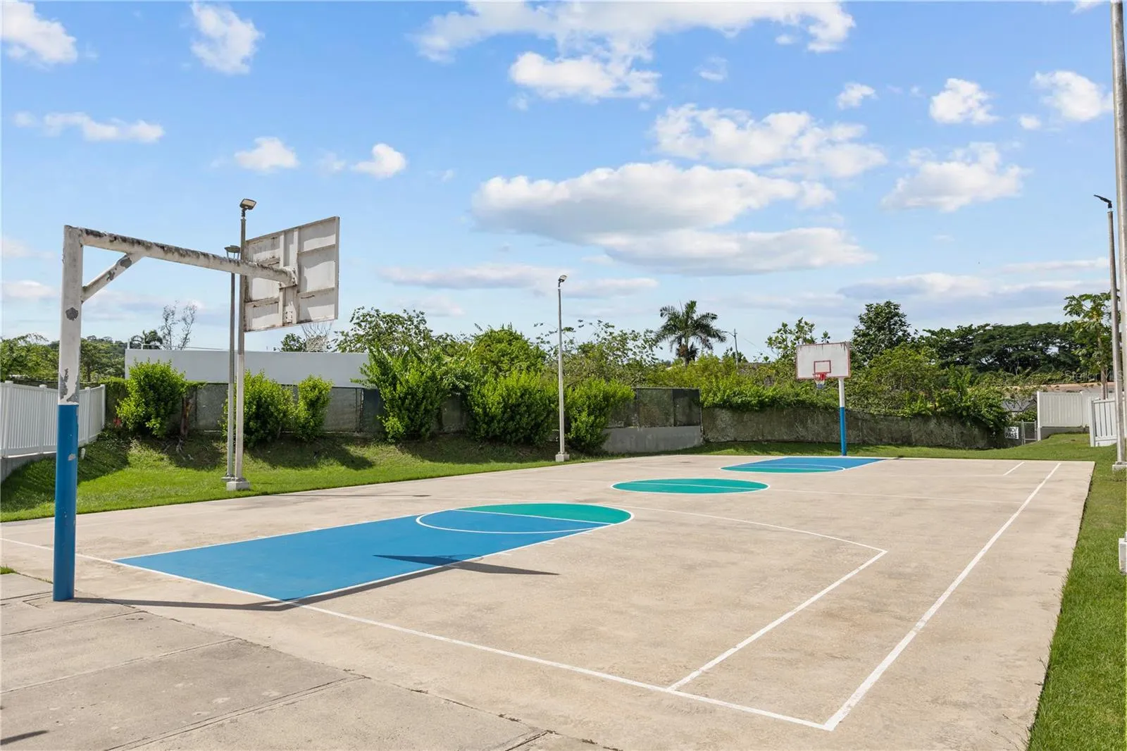 Acceso Controlado contiene acceso a dos Piscinas, Cancha de Baloncesto y Gazebo
