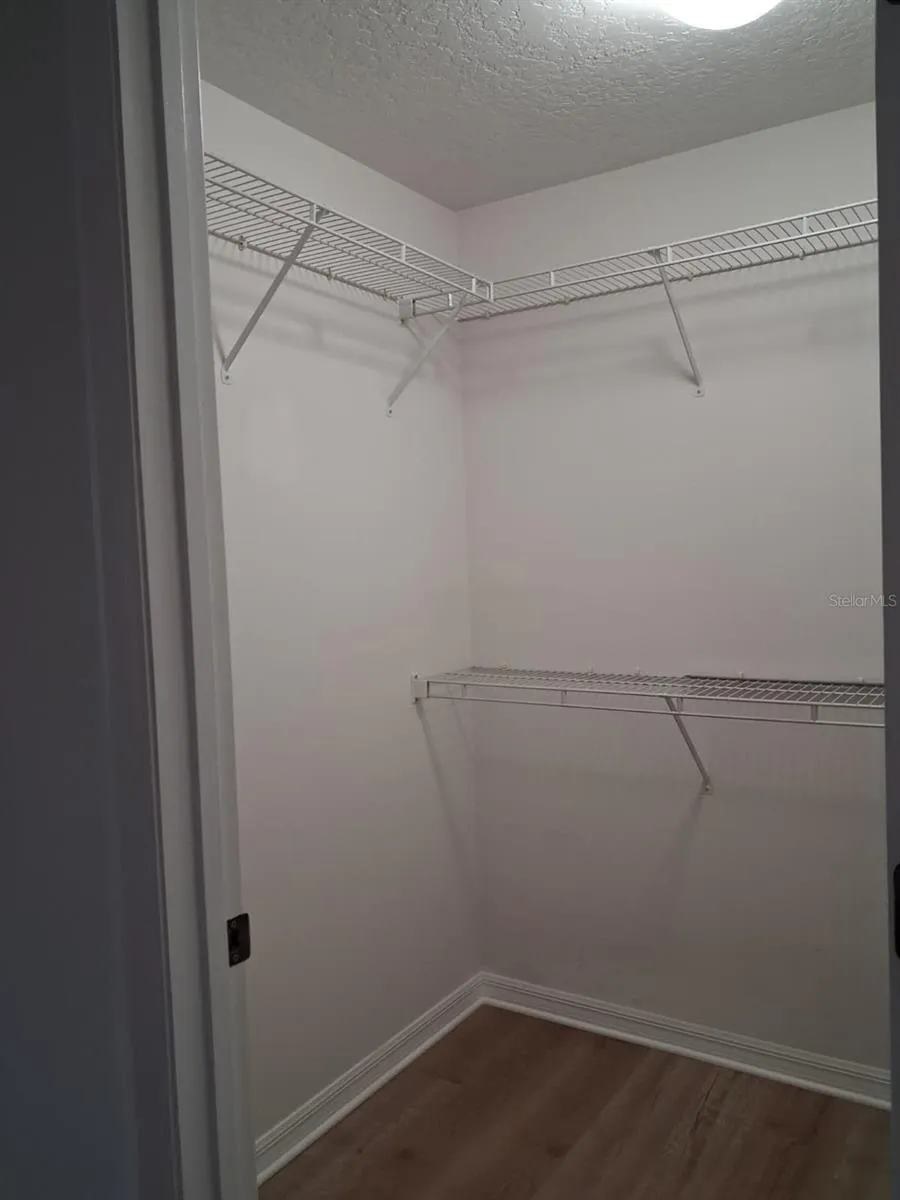 WALKING CLOSET