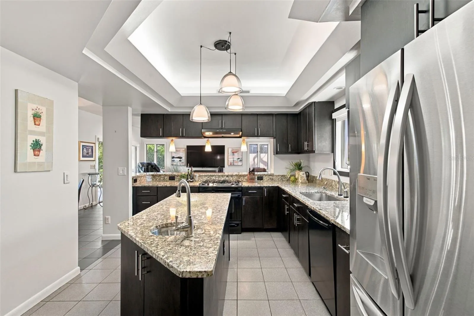 Gourmet Kitchen w/ Breakfast Nook Overlooking Family Room