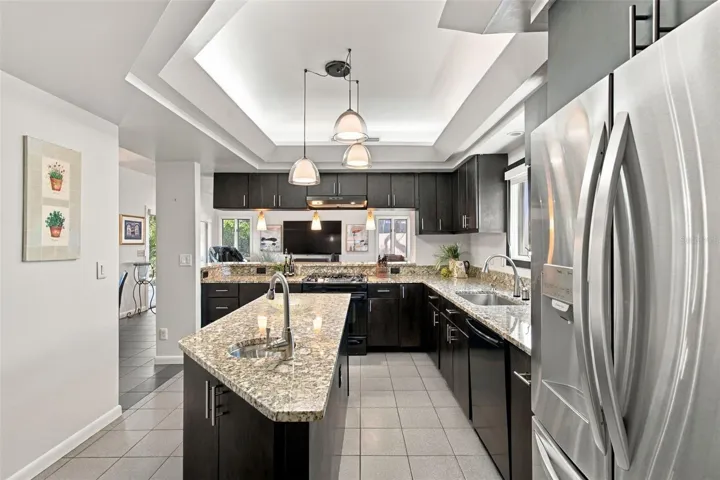 Gourmet Kitchen w/ Breakfast Nook Overlooking Family Room