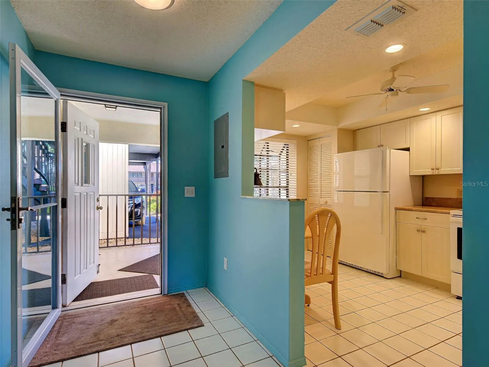 LIGHT AND BRIGHT ENTRY INTO KITCHEN
