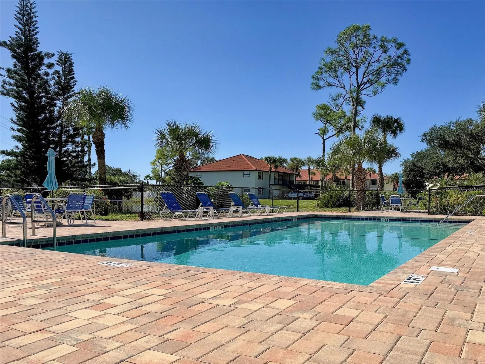 SPARKLING LEASURE POOL