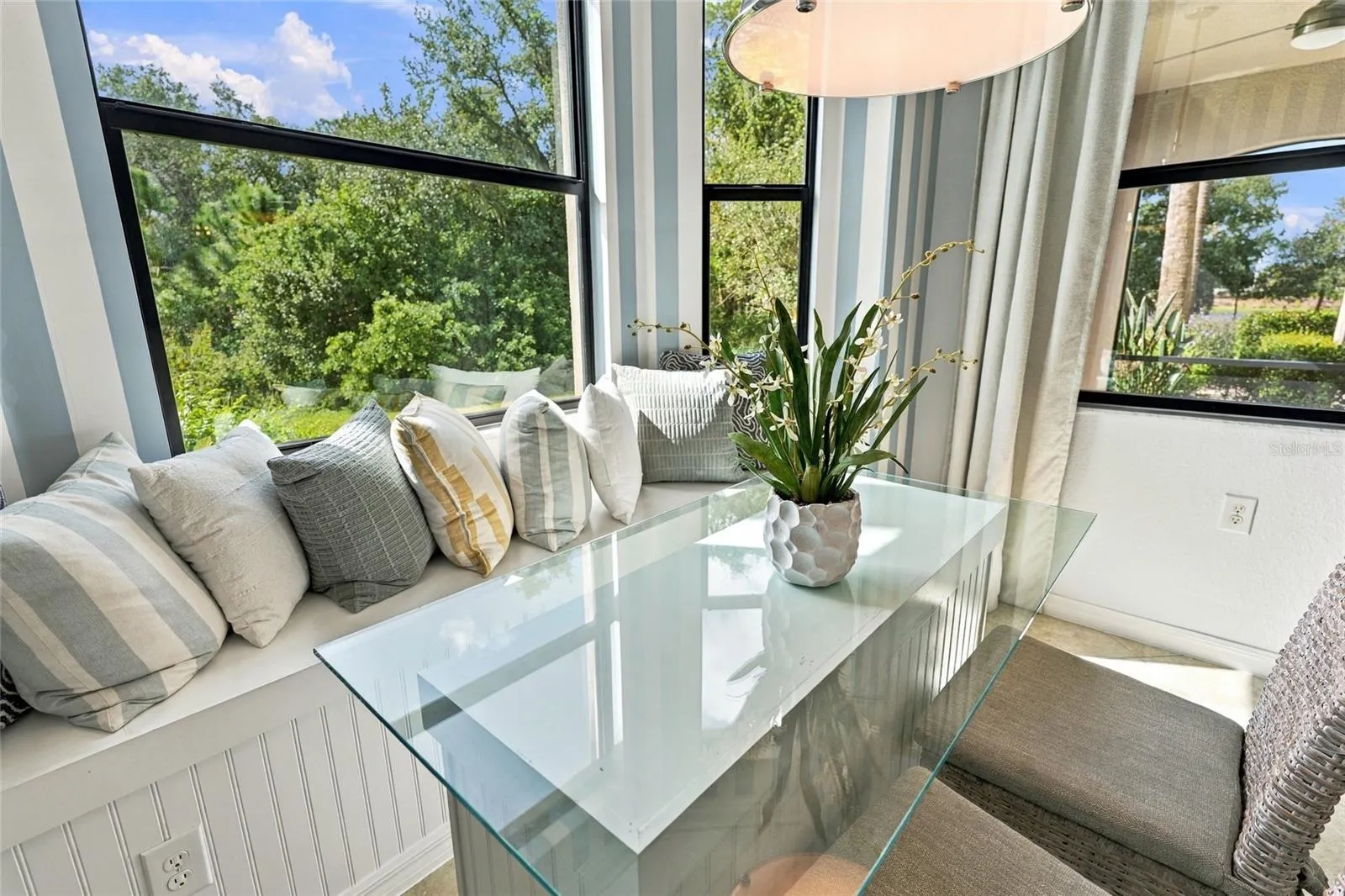 Eat-in breakfast area