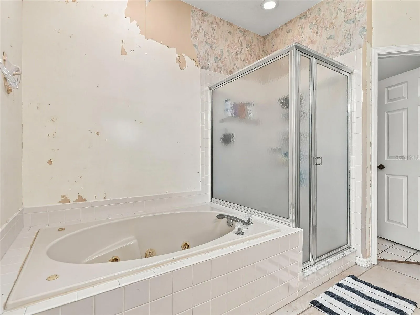 Large Soaking Tub with Jets