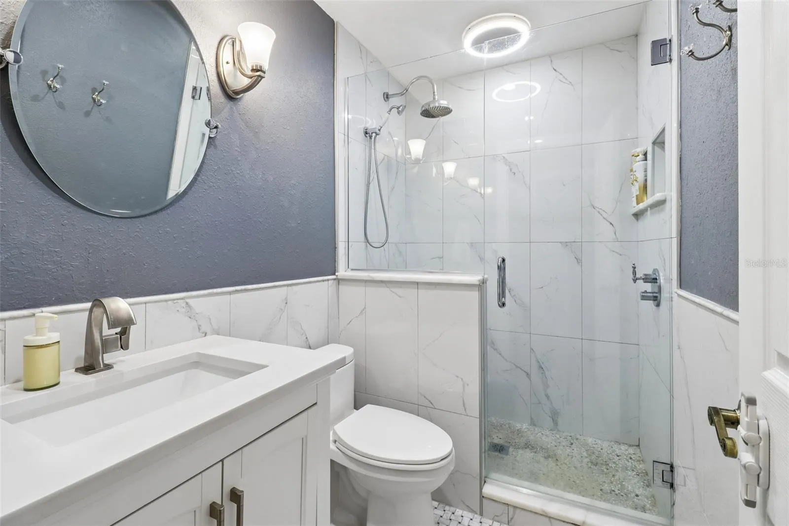 Updated full guest bath.