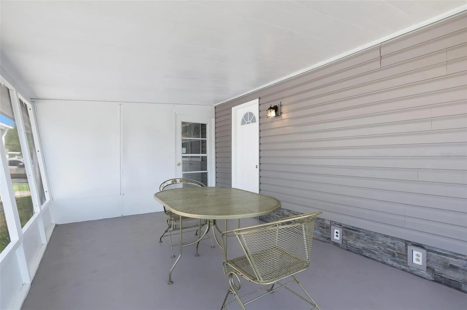 covered screened patio