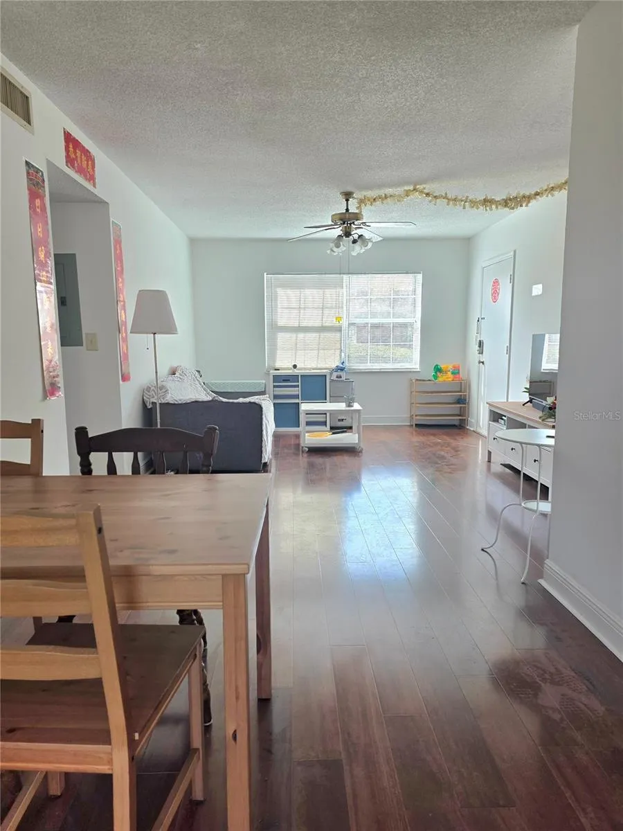 Living Room/Dinette S view