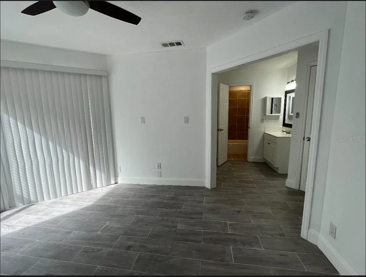 Bedroom/Bathroom