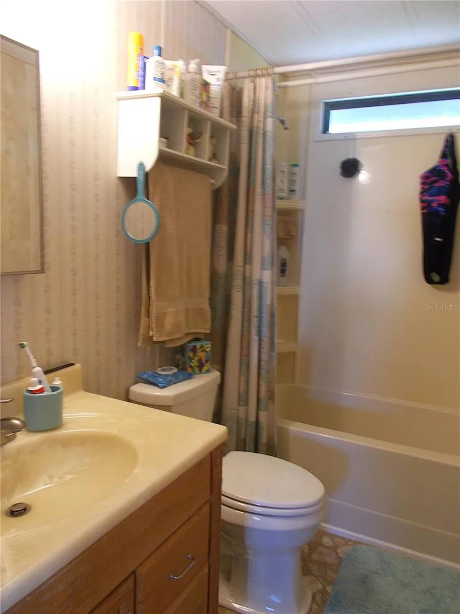 Guest bathroom tub/shower combo