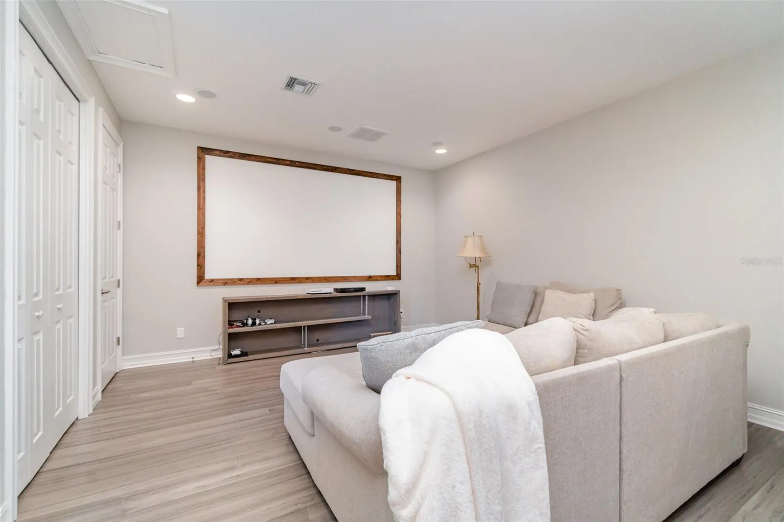 Large viewing area - perfect for the sports enthusiast!