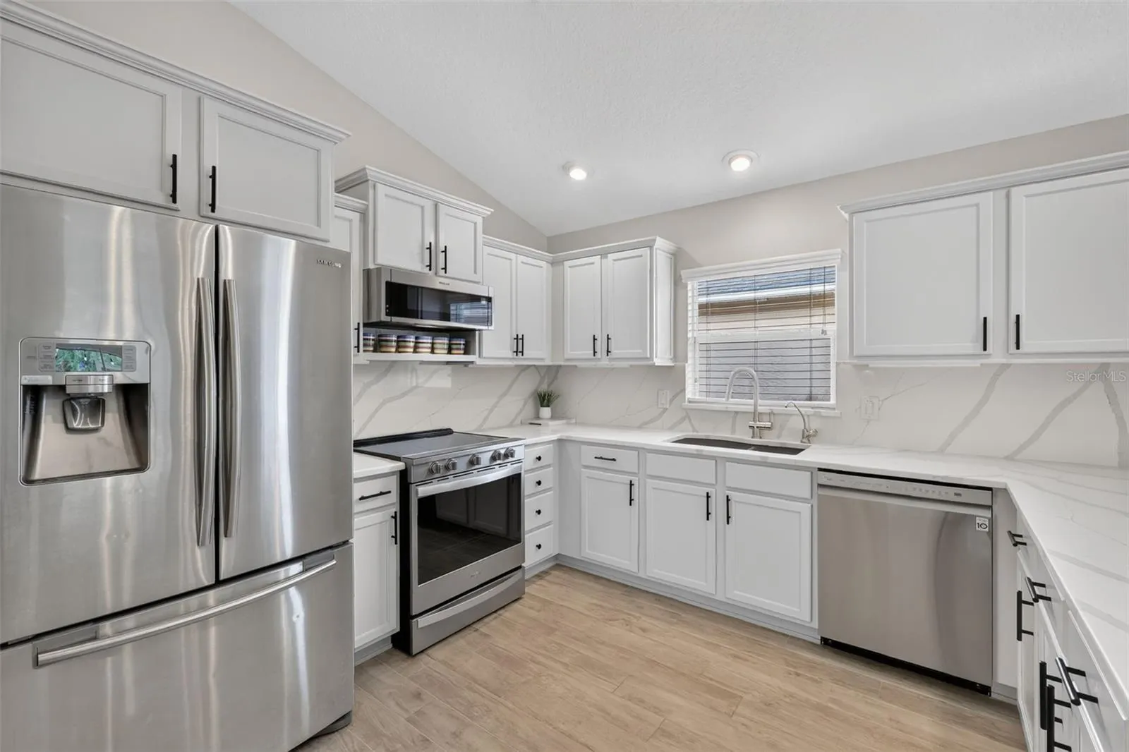 Low Profile Microwave - Oak Cabinets w/Crown Molding &amp; Pull Out Drawers