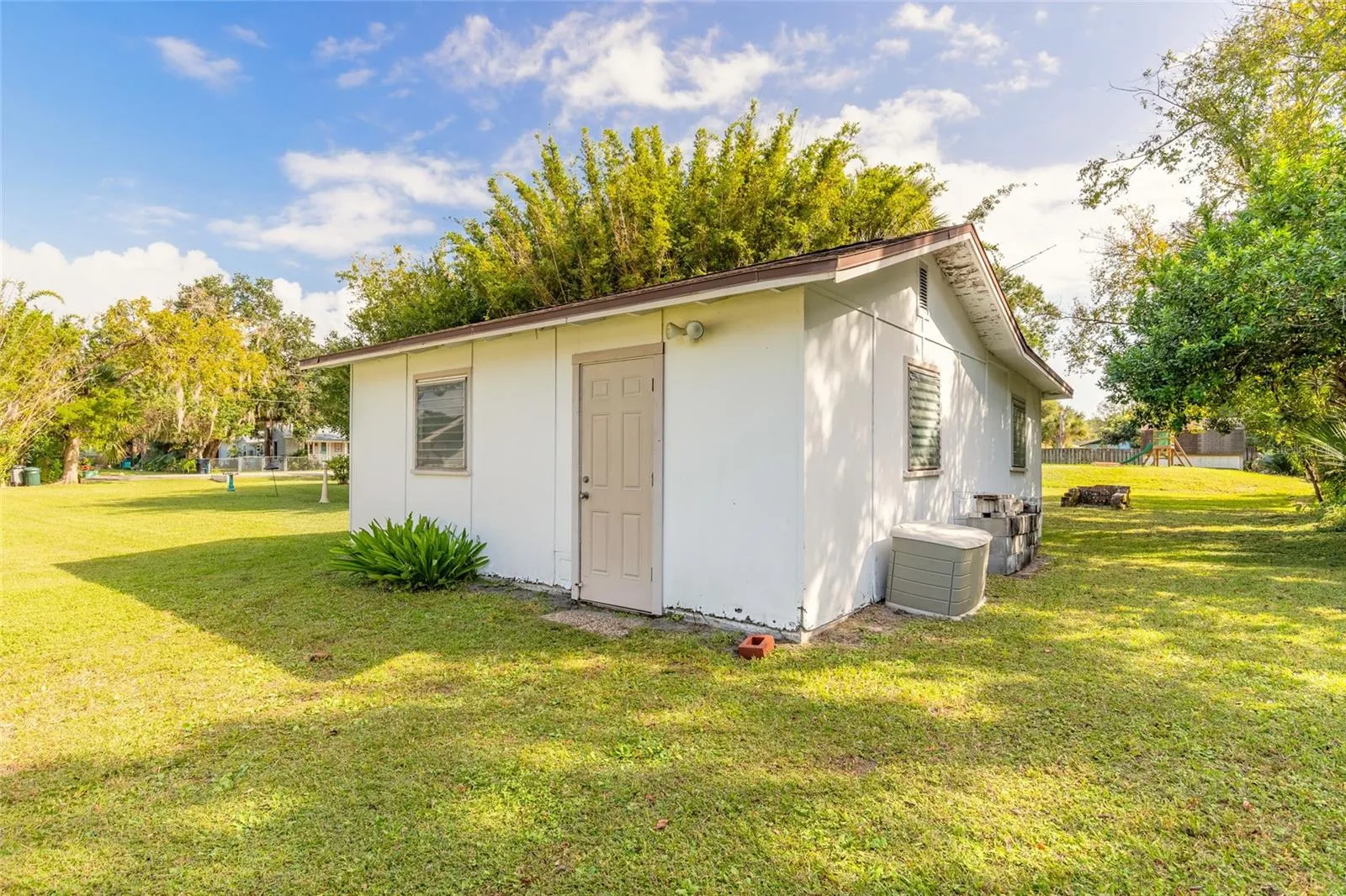 Detached 1 car garage and workshop