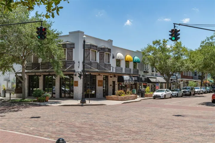 walkable to Park Avenue shops, restaurants and galleries.