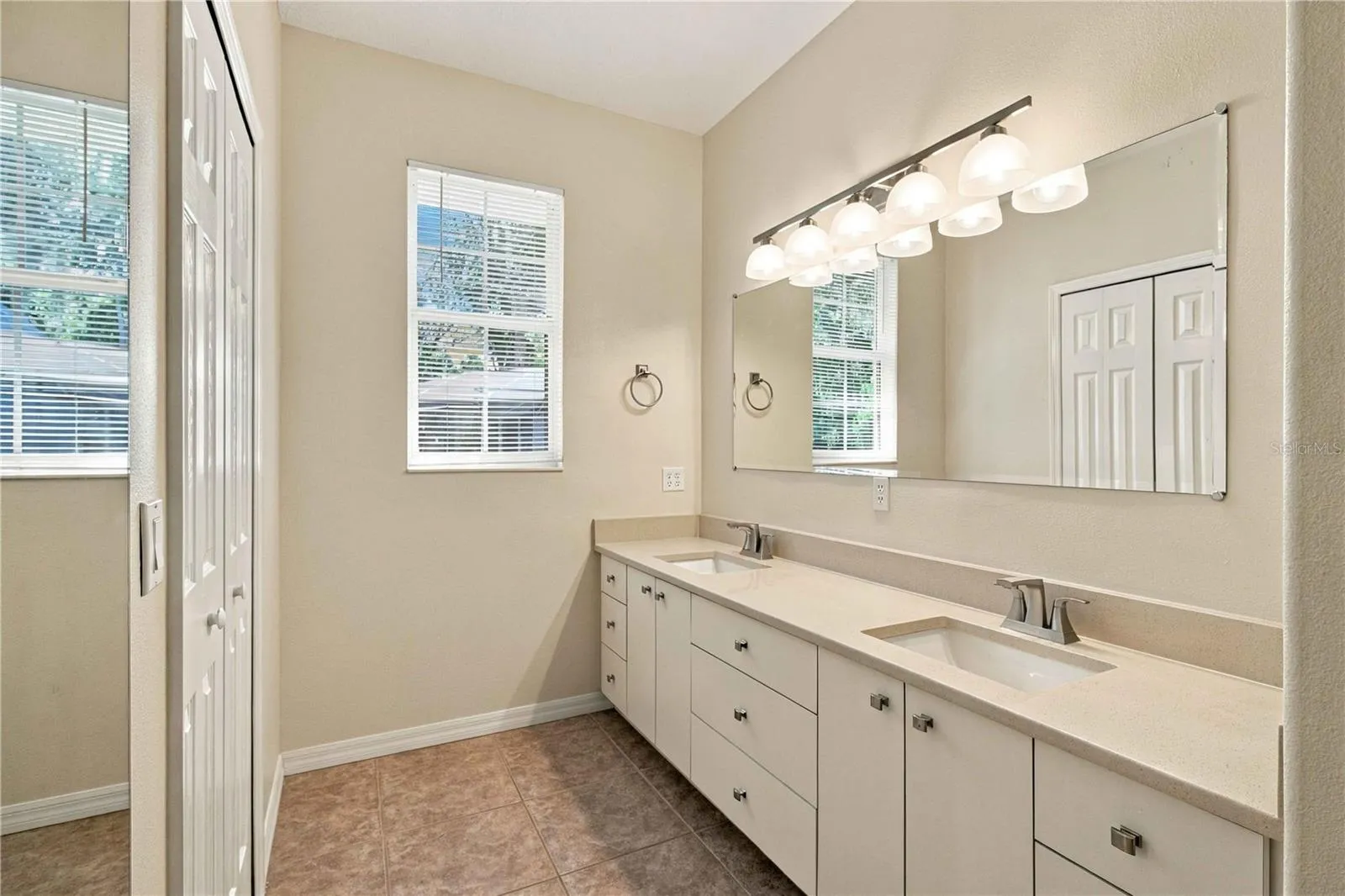 Primary bath with quartz counters