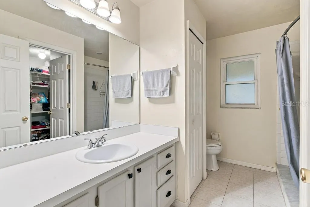 Priamry bathroom