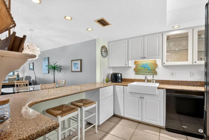 Kitchen overlooking breakfast bar