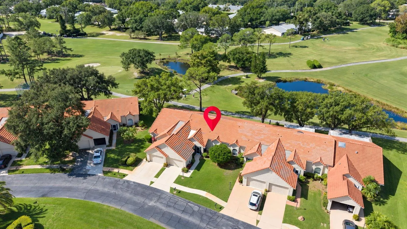 Golf course villas don't come available often~