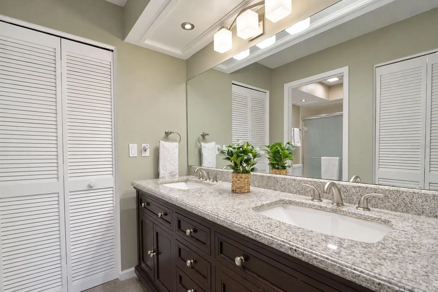 Granite countertops, dual sinks &amp; private bath~