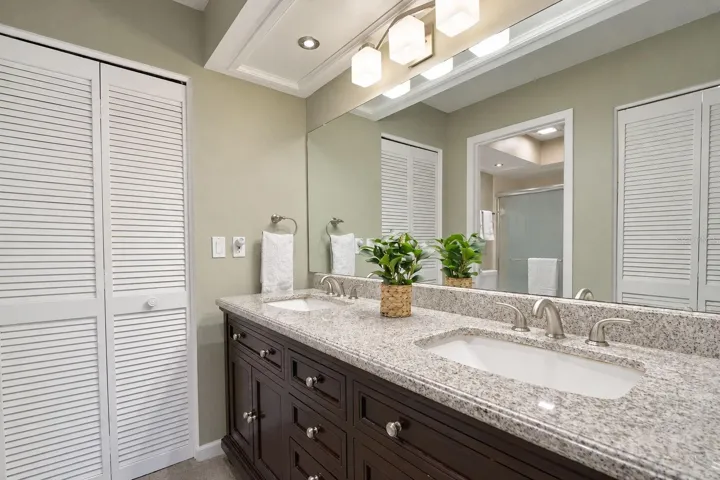 Granite countertops, dual sinks &amp; private bath~
