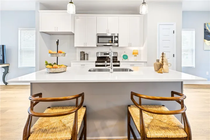 Island can accommodate full size chairs