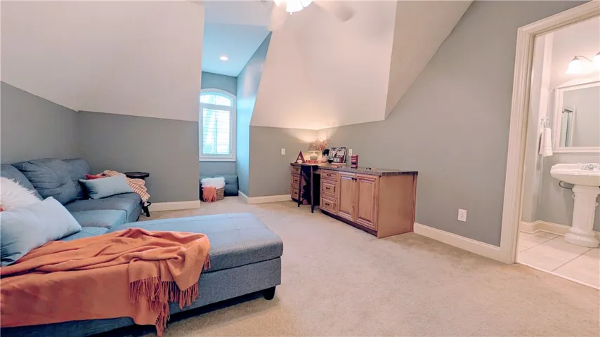 Bed 5 / Bonus (upstairs, suite)