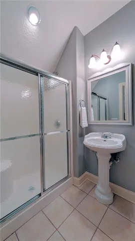 Bath 4 (upstairs - bed 5's en-suite)