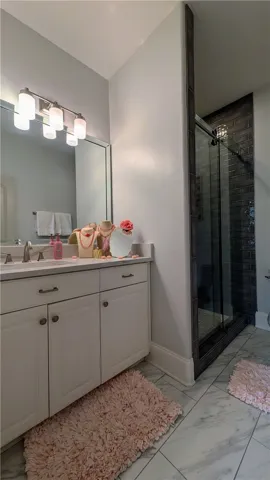 Bath 2 (main level - bed 2's en-suite)