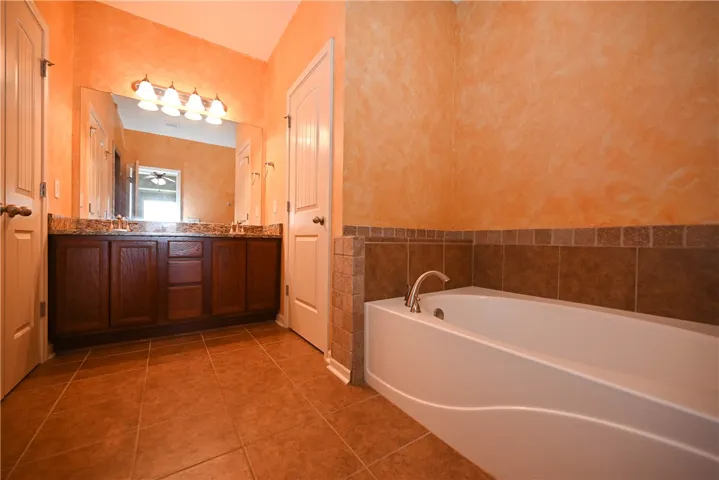 Dual sinks and soaking tub!