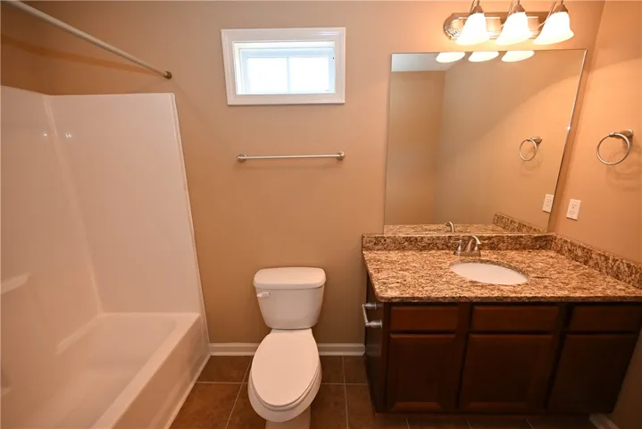 Bathroom in the middle of bedroom 2 & 3.