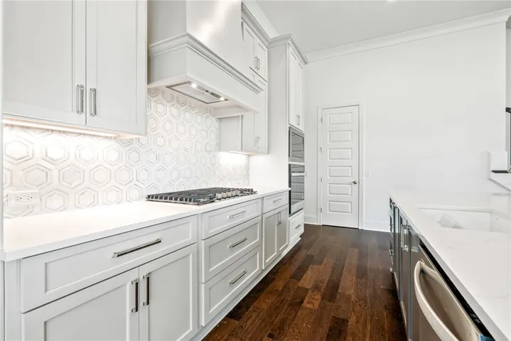 This modern kitchen features a spacious layout and high-end finishes, perfect for culinary enthusiasts.
