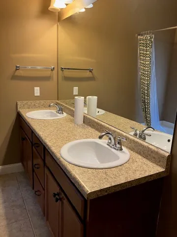 Double sinks in primary bathroom