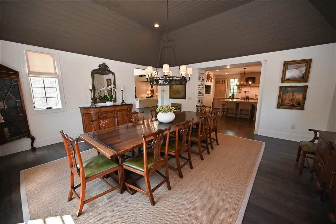 Huge dining room so everyone has a place!