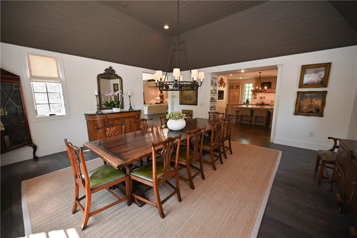 Huge dining room so everyone has a place!