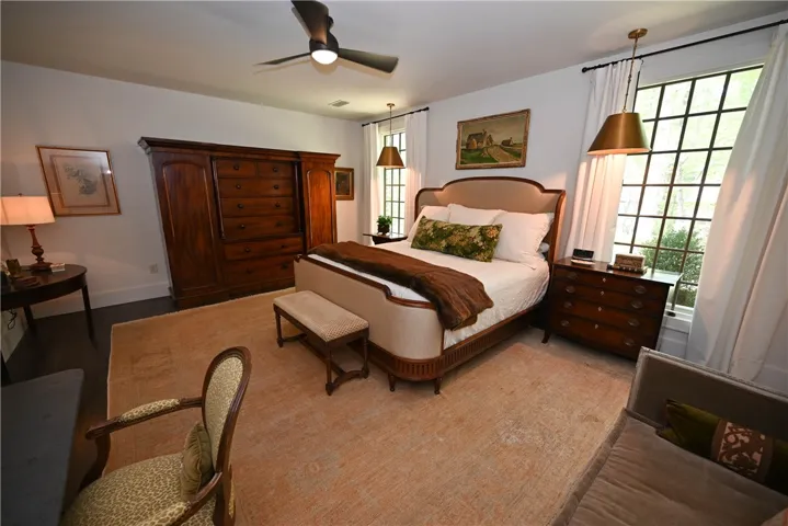 Beautiful bedroom layout.
