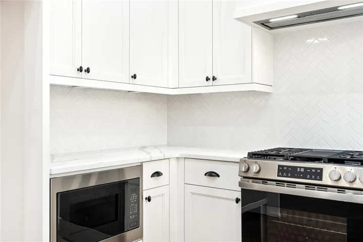 BEAUTIFUL BACKSPLASH