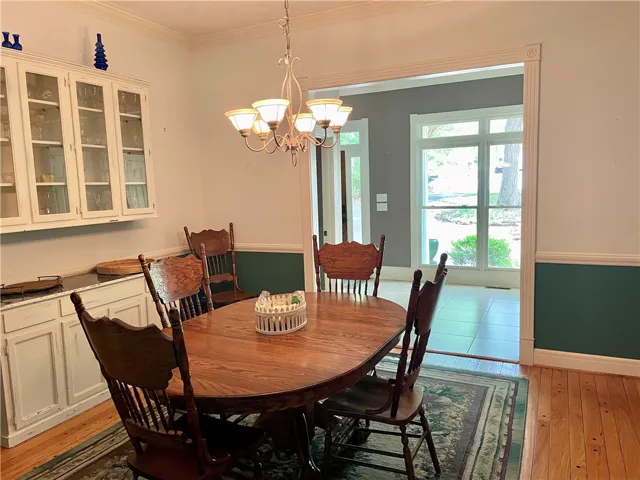 breakfast room off kitchen