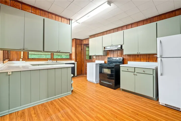 Kitchen/eat-in kitchen