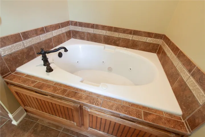 Primary Bath Jetted Tub