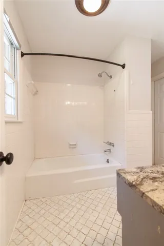 Tub/shower combo in bathroom