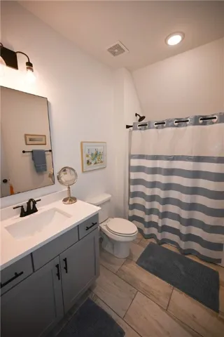 En suite of upstairs bedroom #1.