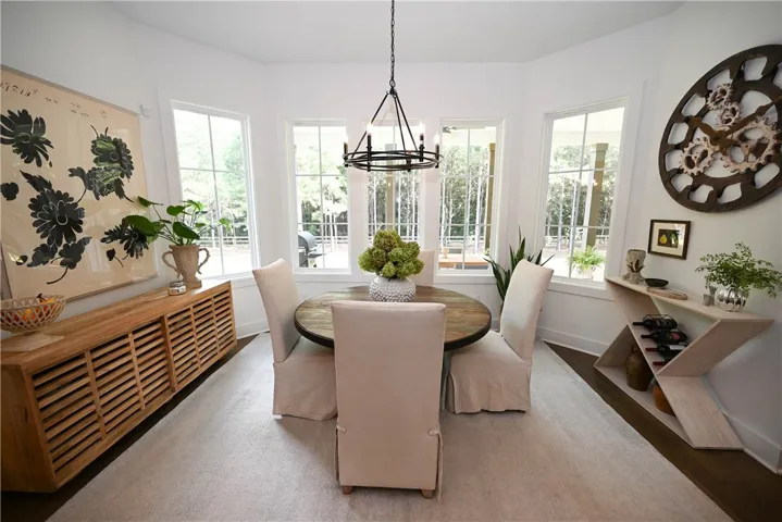 Breakfast area (open to kitchen).