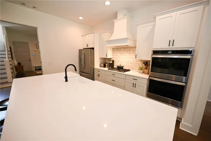 Attention chefs! Kitchen offers double ovens, gas cook top, custom cabinetry with matching range hood, huge farmhouse sink, ENDLESS prep space, & style for miles! :)