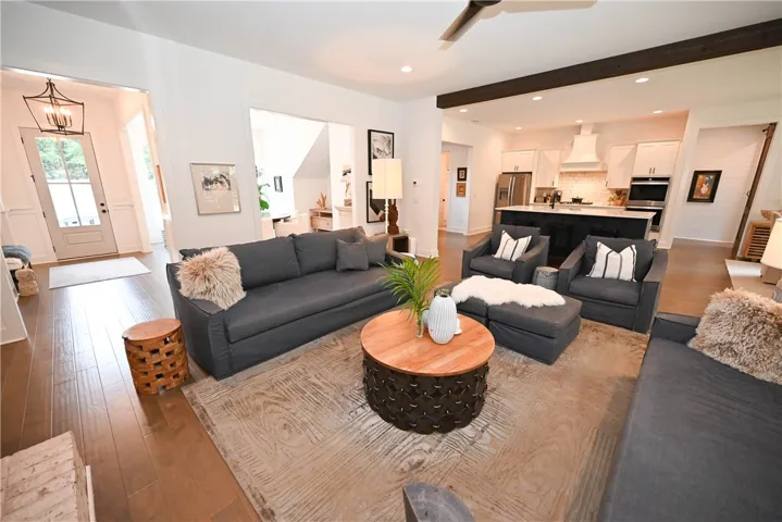 Open plan unites living, dining, & kitchen: a warm & welcoming mix of both form & functionality!