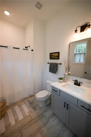 Private en suite of main level guest bed.