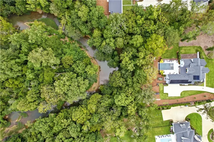 Incredible bend of the creek brings an unparalleled acoustical relaxation